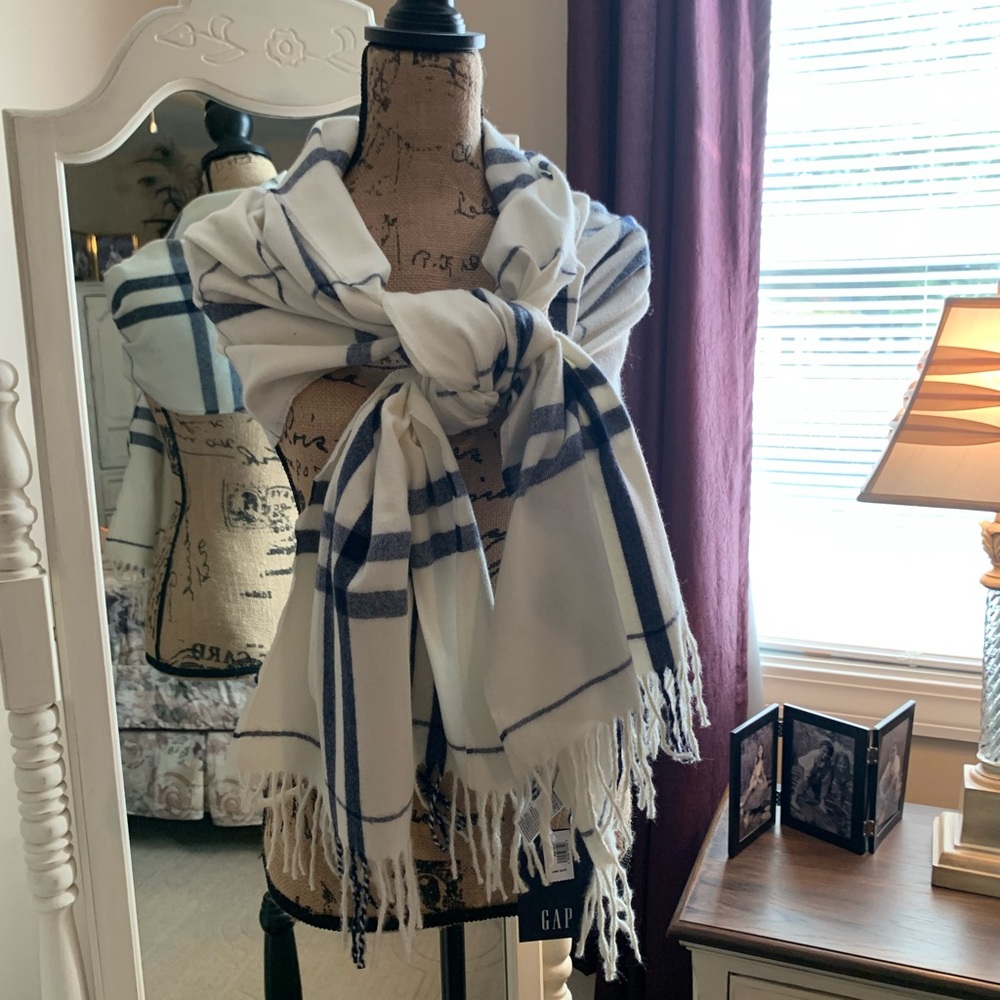 Scarf Wrap (Gap)